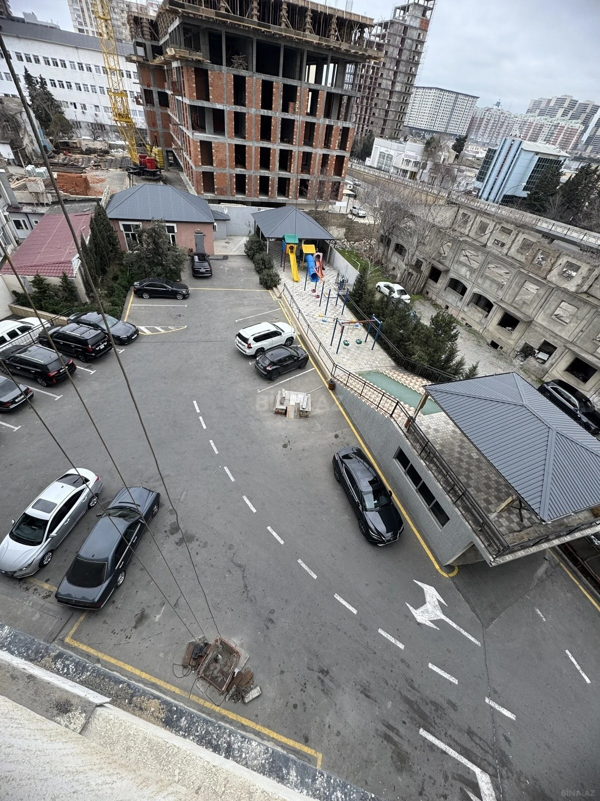 Satılır 4 otaqlı mənzil 130 m²