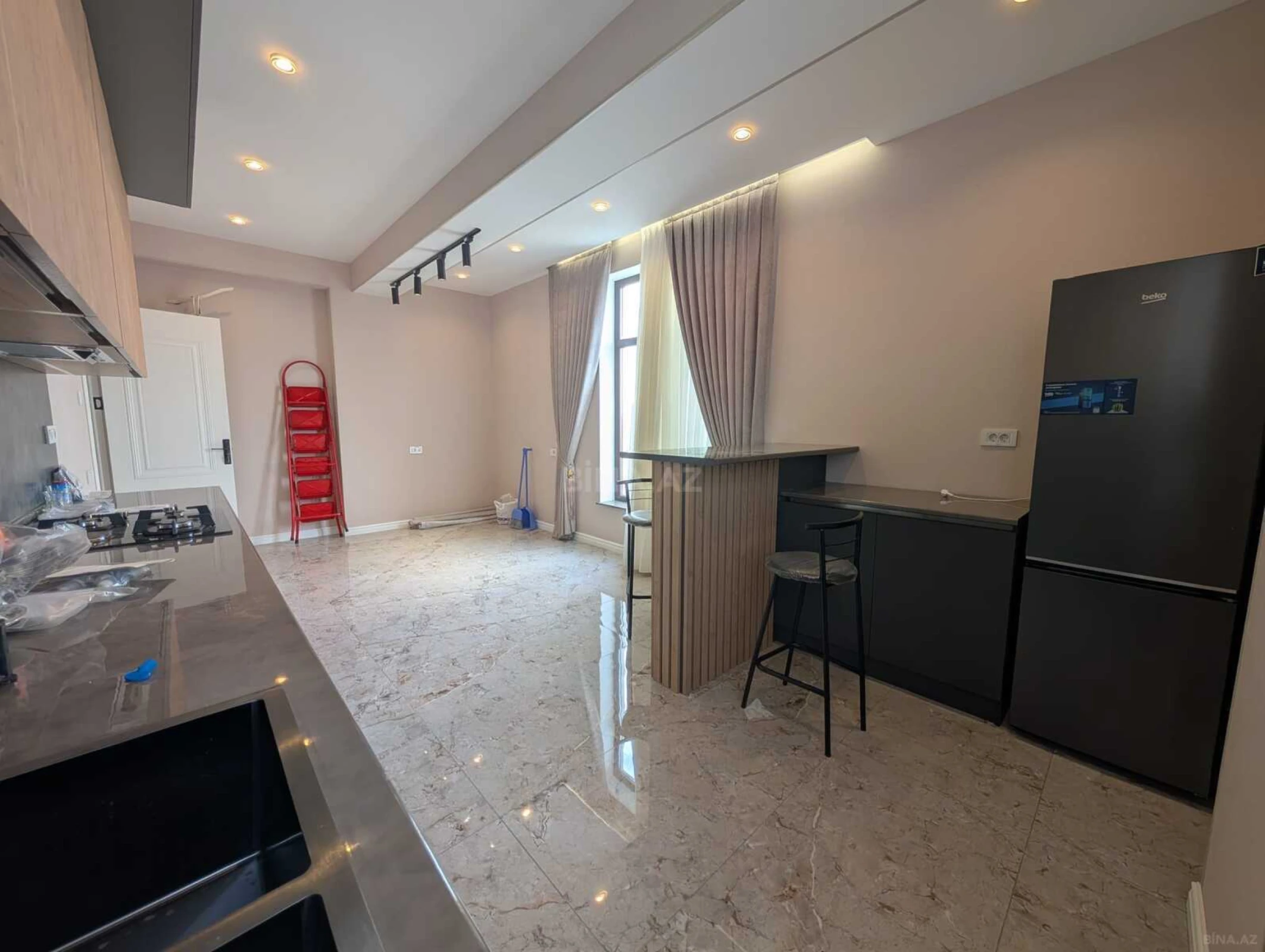 Kirayə verilir 4 otaqlı mənzil 150 m²