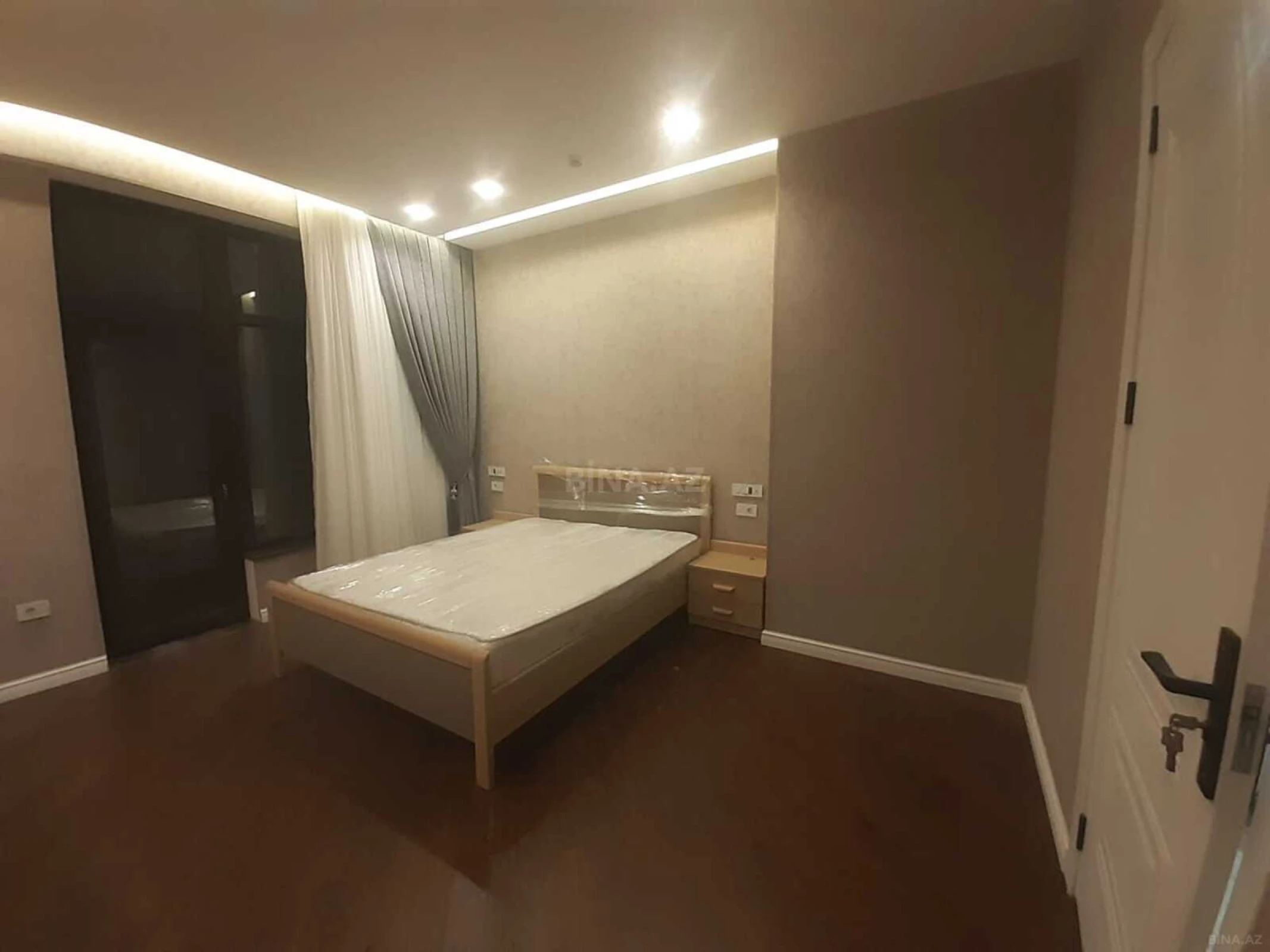 Kirayə verilir 4 otaqlı mənzil 150 m²
