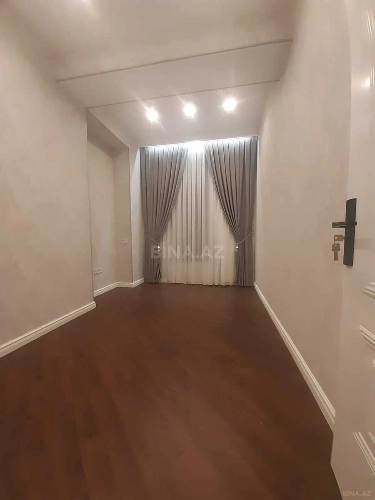 Kirayə verilir 4 otaqlı mənzil 150 m²