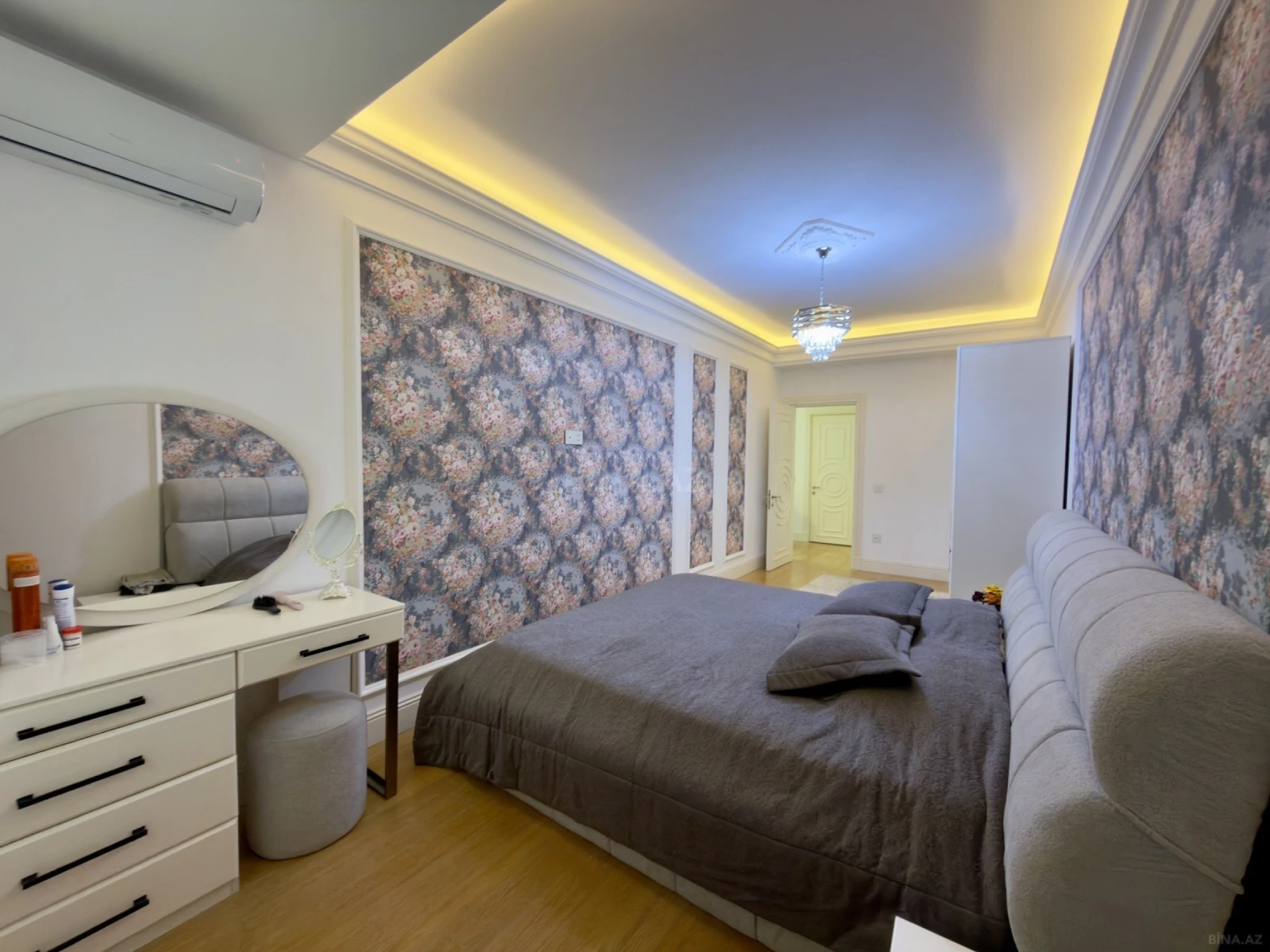 Satılır 2 otaqlı mənzil 111 m²