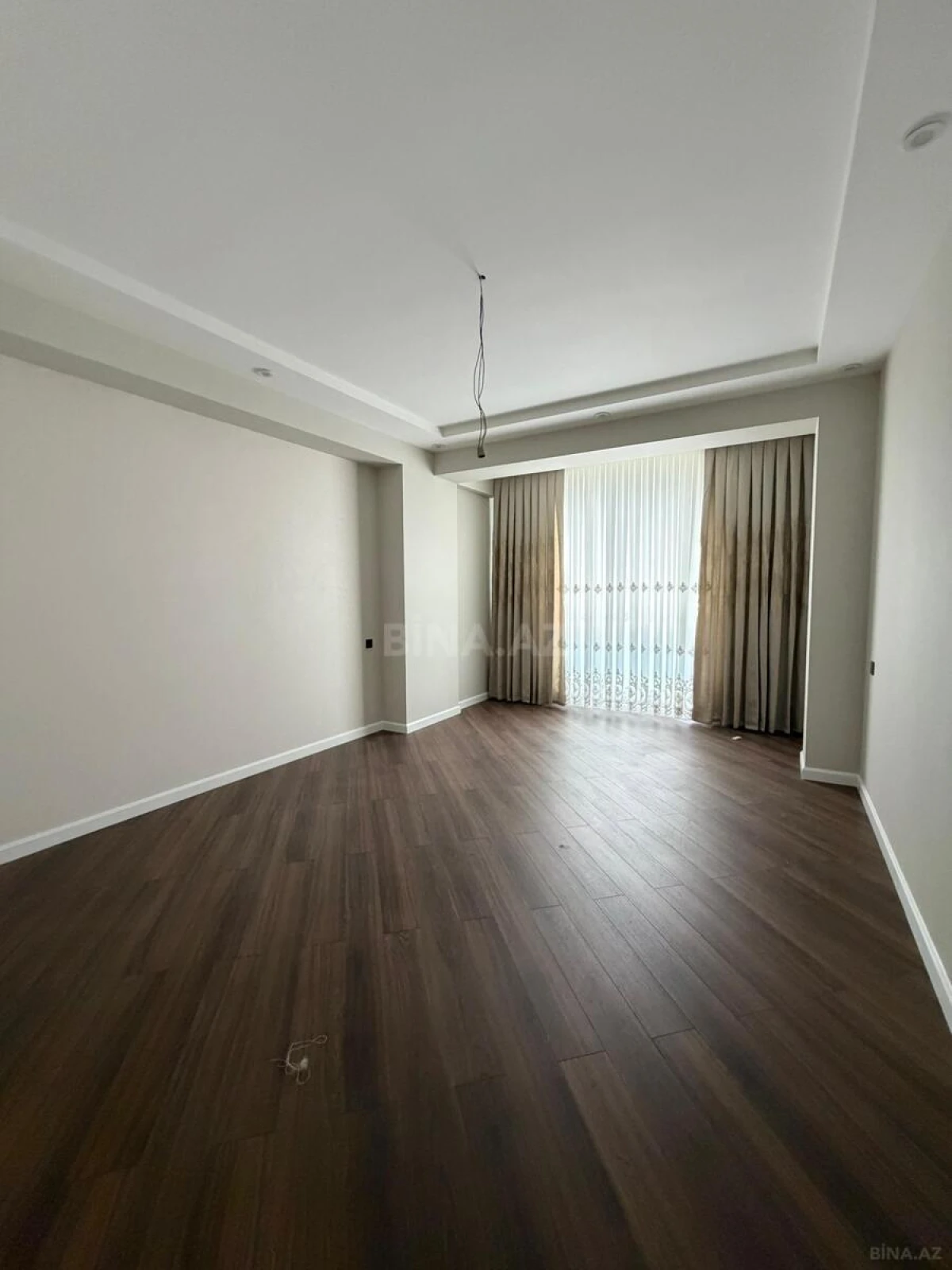 Satılır 4 otaqlı mənzil 140 m²