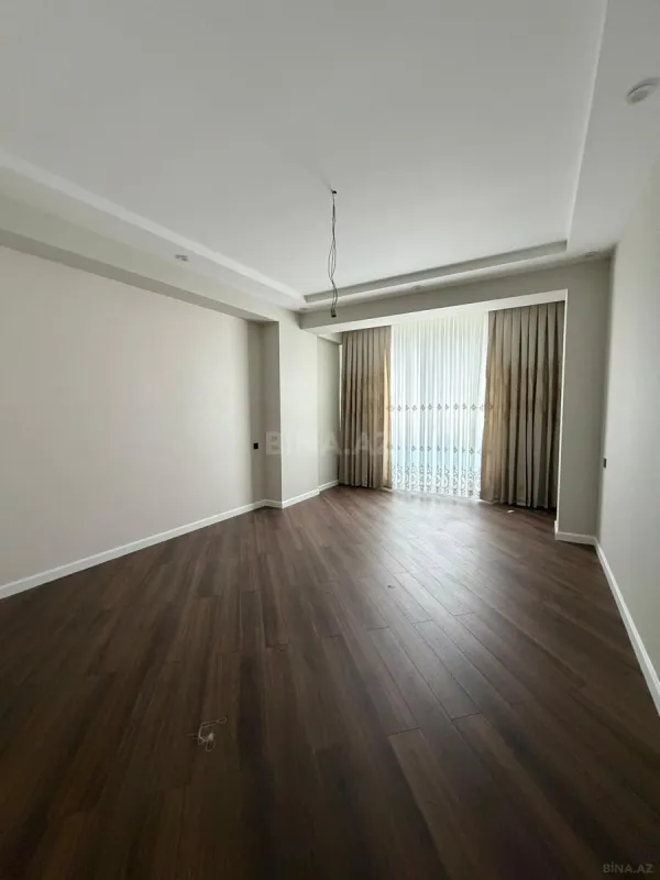 Satılır 4 otaqlı mənzil 140 m²