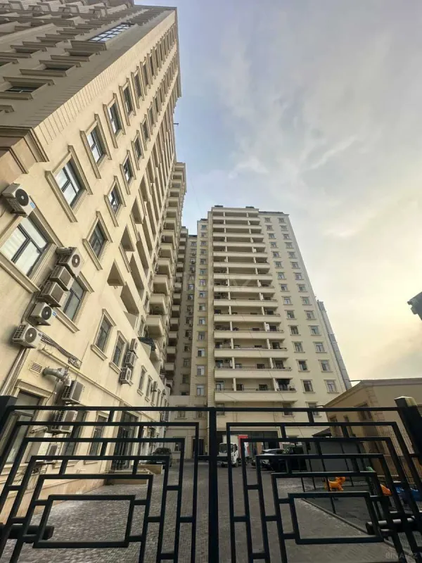 Satılır 4 otaqlı mənzil 242 m²