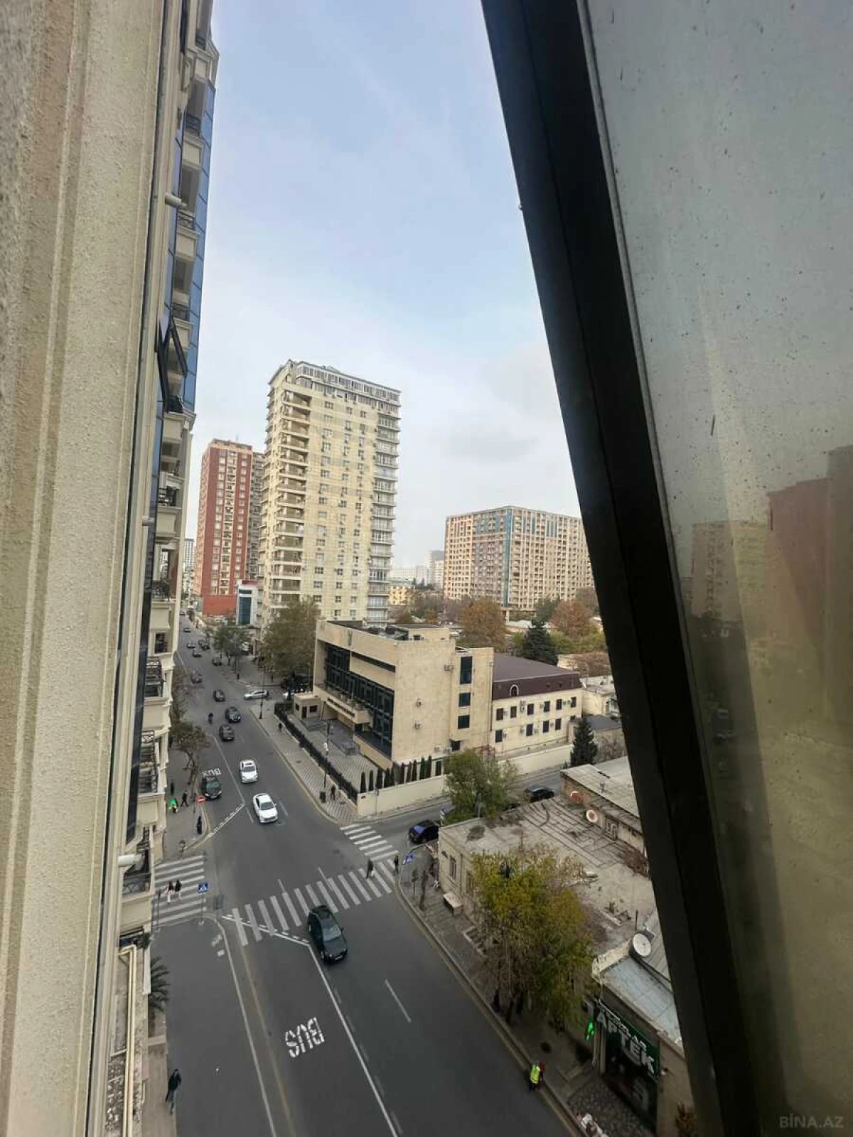 Satılır 4 otaqlı mənzil 242 m²