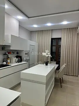 Satılır 4 otaqlı mənzil 200 m²