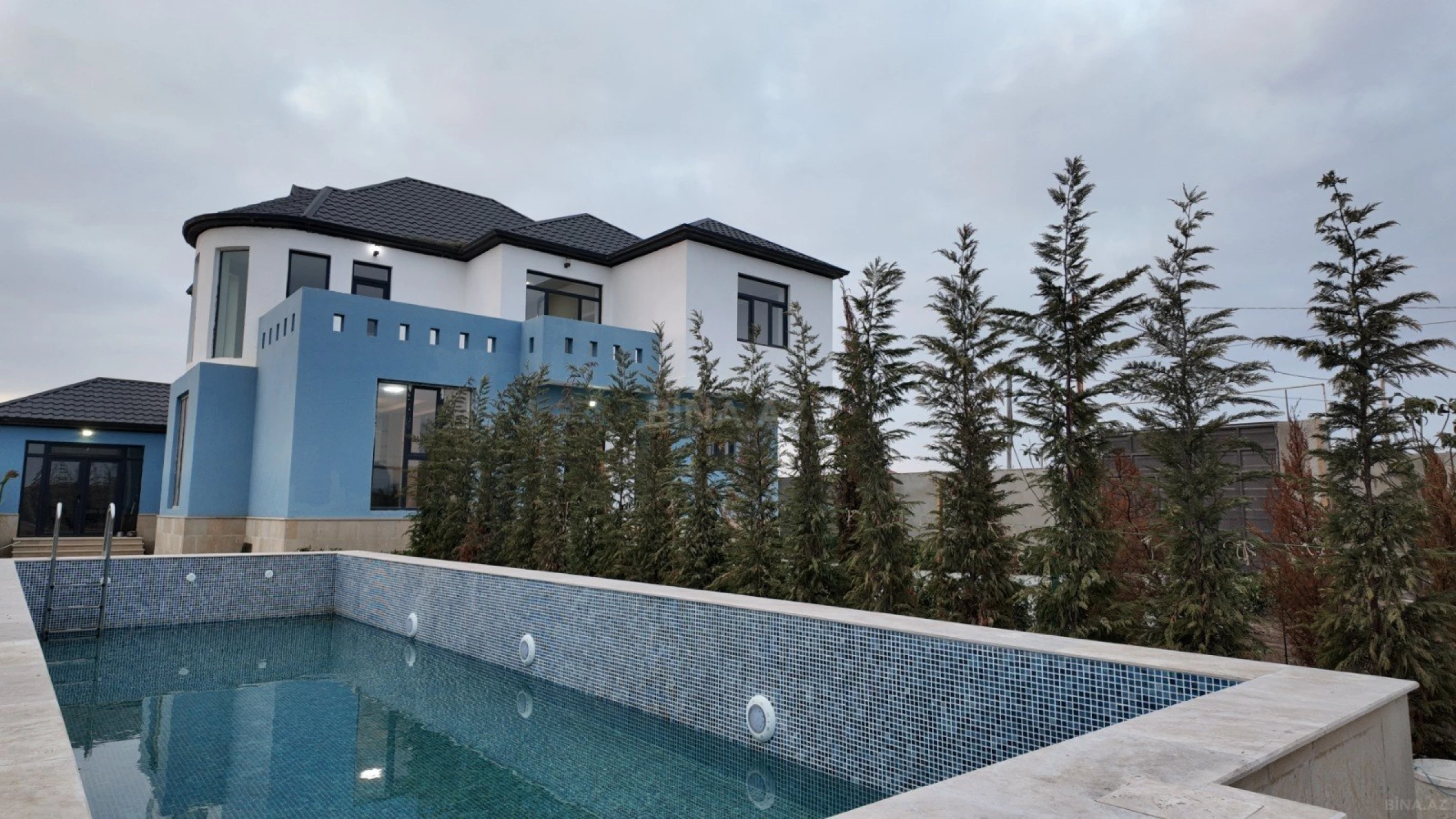 Satılır 7 otaqlı həyət evi 370 m²