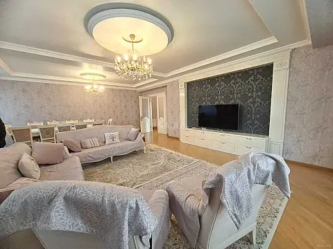 Satılır 4 otaqlı mənzil 227 m²