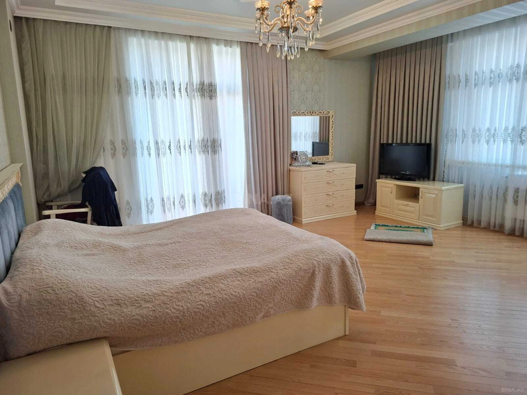 Satılır 4 otaqlı mənzil 227 m²