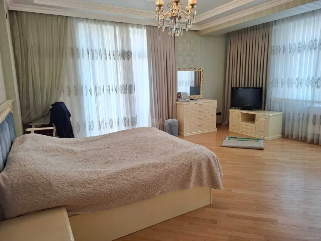 Satılır 4 otaqlı mənzil 227 m²