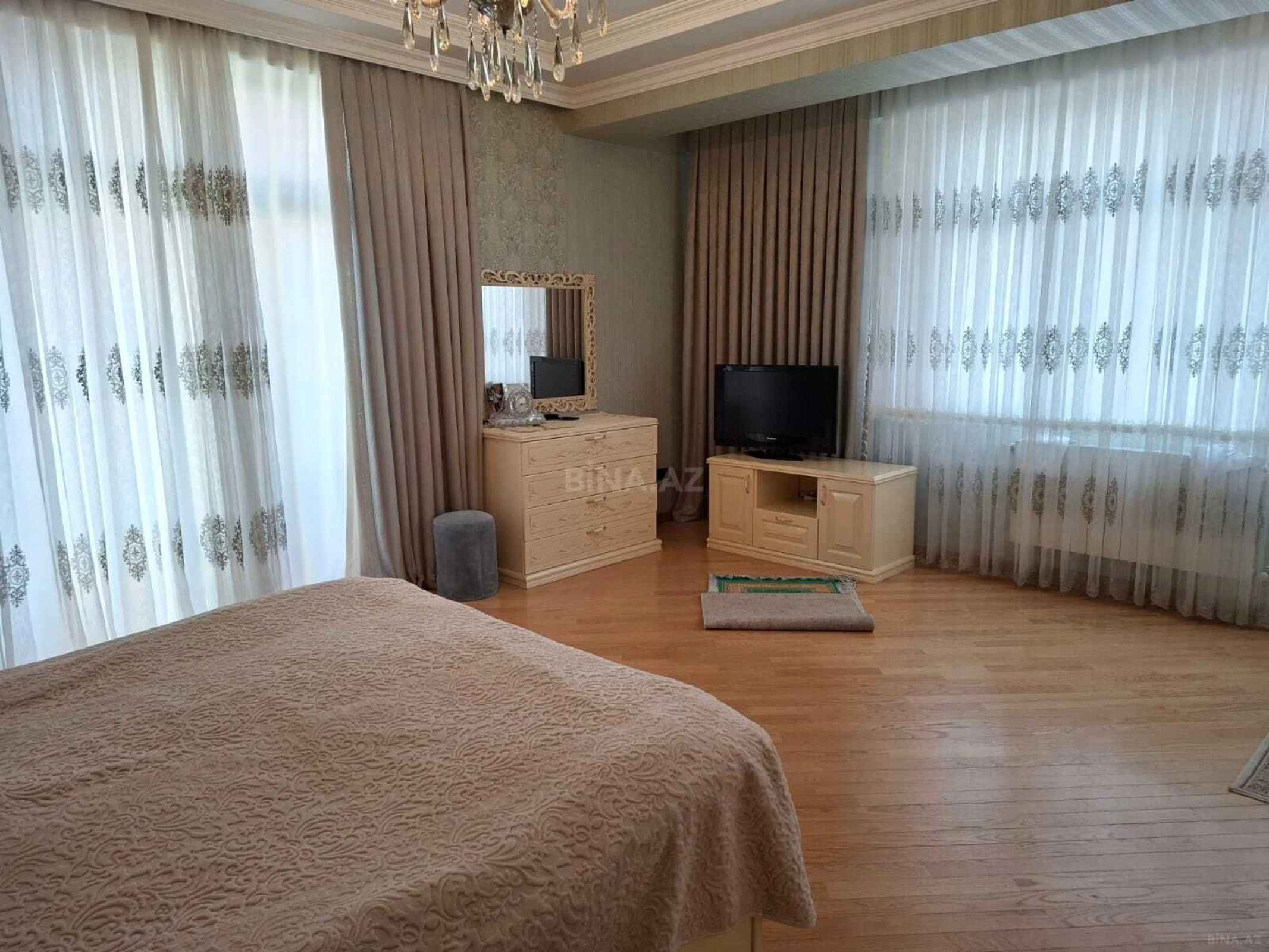 Satılır 4 otaqlı mənzil 227 m²