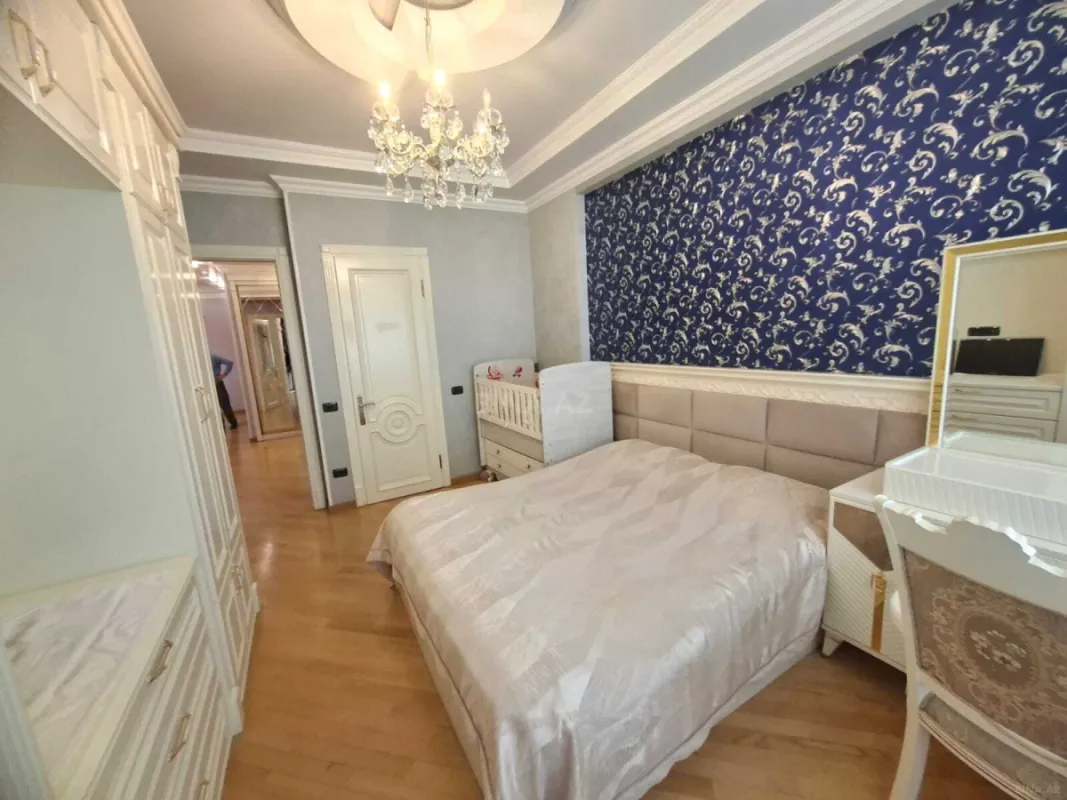 Satılır 4 otaqlı mənzil 227 m²