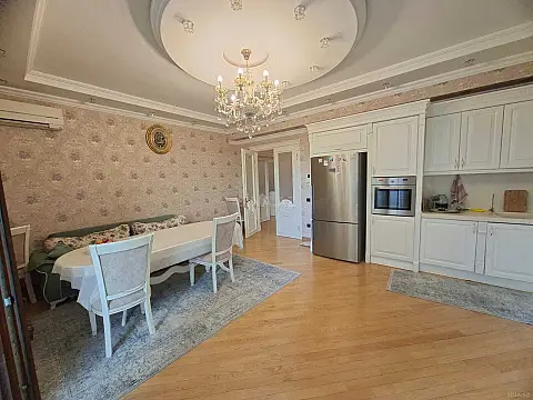 Satılır 4 otaqlı mənzil 227 m²