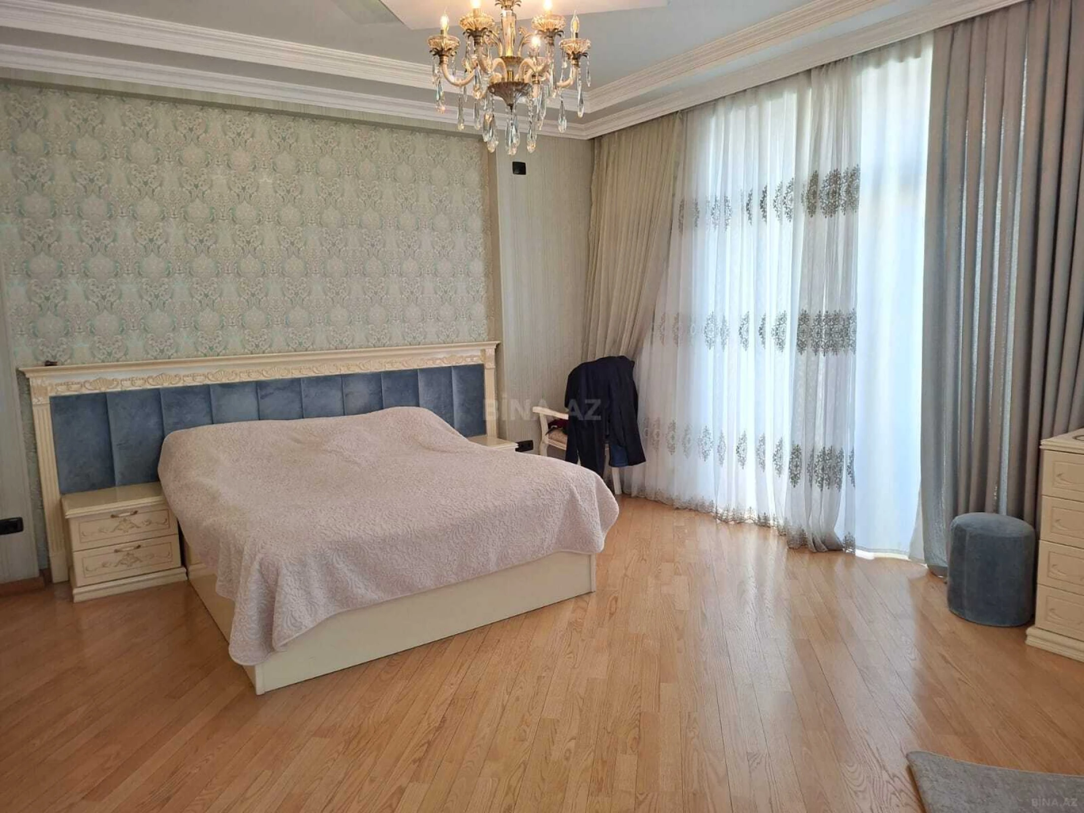 Satılır 4 otaqlı mənzil 227 m²