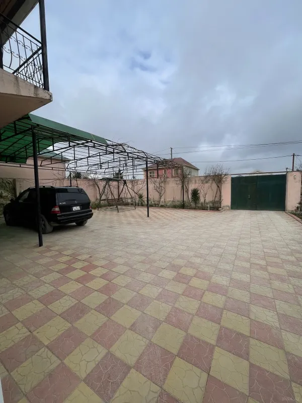 Satılır 7 otaqlı həyət evi 243 m²