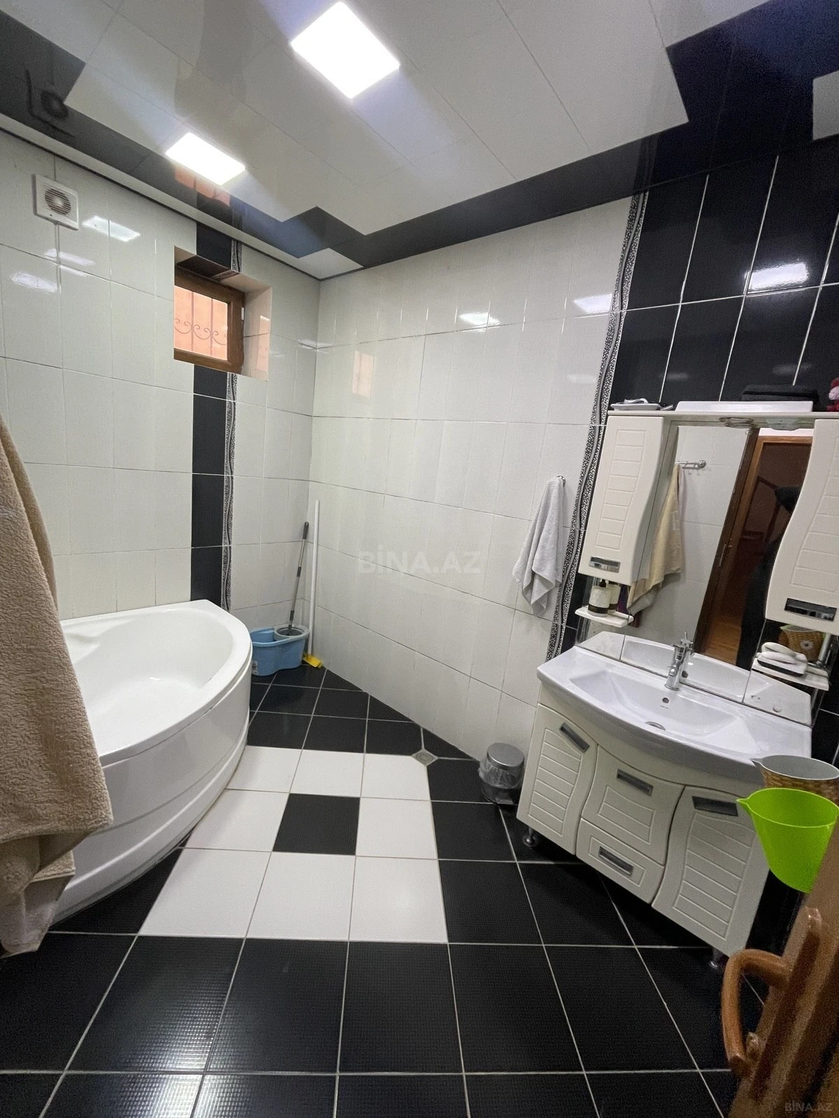 Satılır 7 otaqlı həyət evi 243 m²