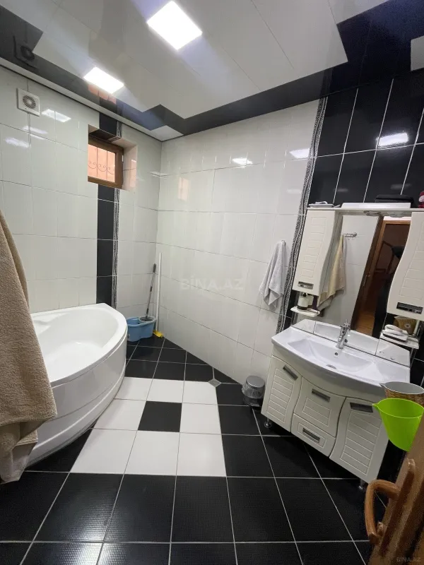 Satılır 7 otaqlı həyət evi 243 m²