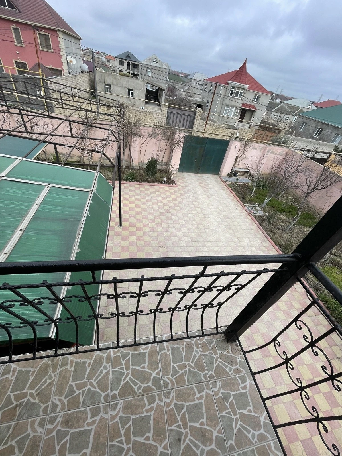 Satılır 7 otaqlı həyət evi 243 m²
