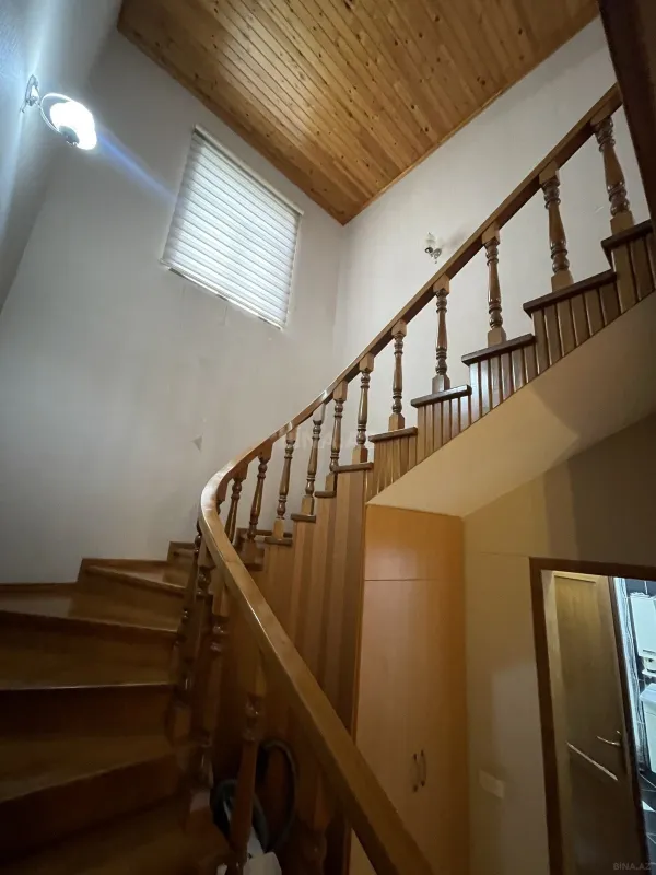 Satılır 7 otaqlı həyət evi 243 m²