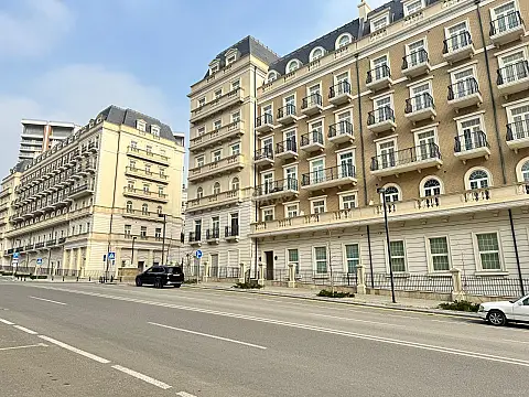 Satılır 4 otaqlı mənzil 132 m²