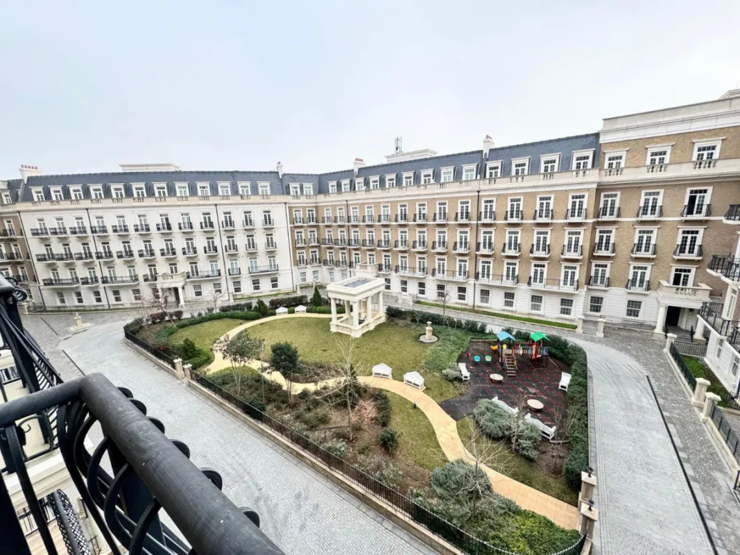 Satılır 4 otaqlı mənzil 132 m²