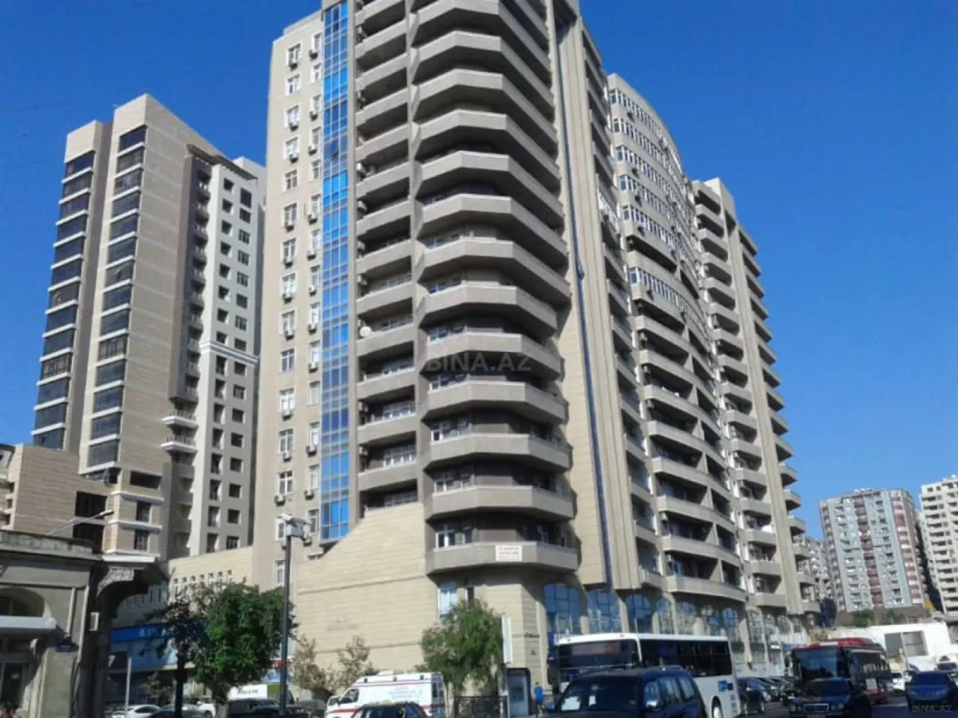 Satılır 3 otaqlı mənzil 175 m²