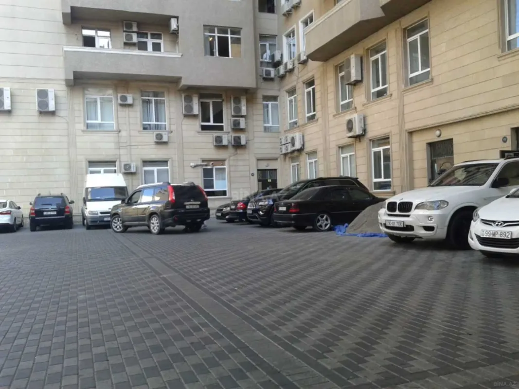 Satılır 3 otaqlı mənzil 175 m²