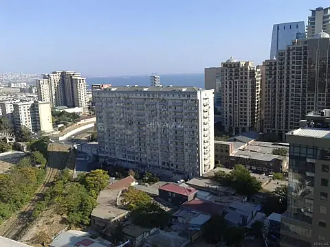 Satılır 3 otaqlı mənzil 175 m²