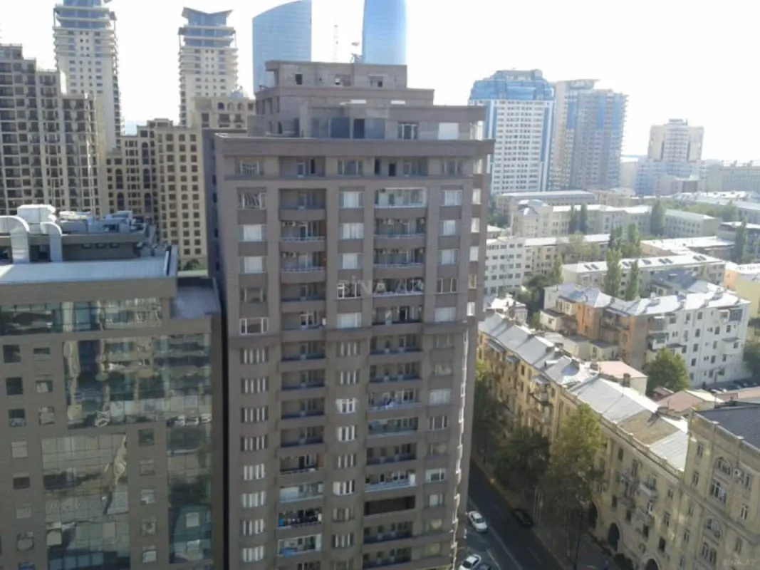 Satılır 3 otaqlı mənzil 175 m²