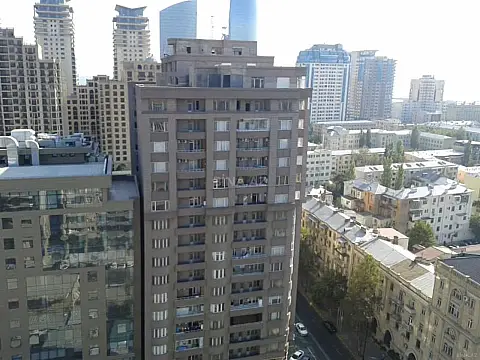 Satılır 3 otaqlı mənzil 175 m²