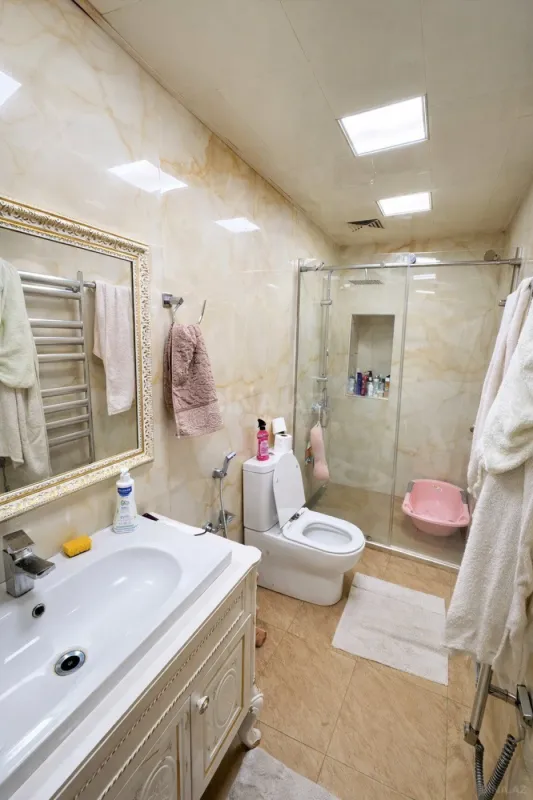 Satılır 7 otaqlı mənzil 245 m²