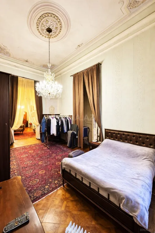 Satılır 7 otaqlı mənzil 245 m²