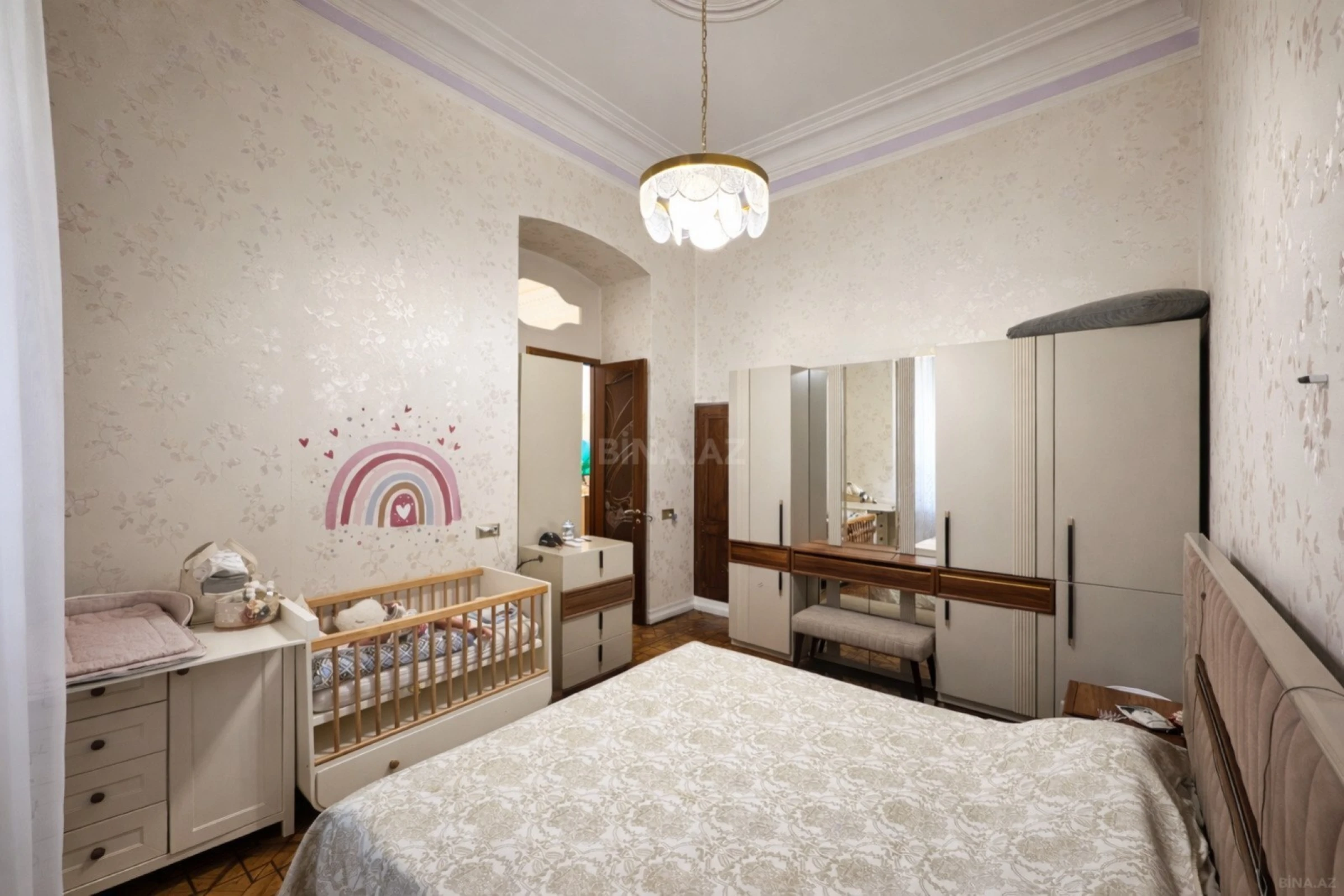 Satılır 7 otaqlı mənzil 245 m²