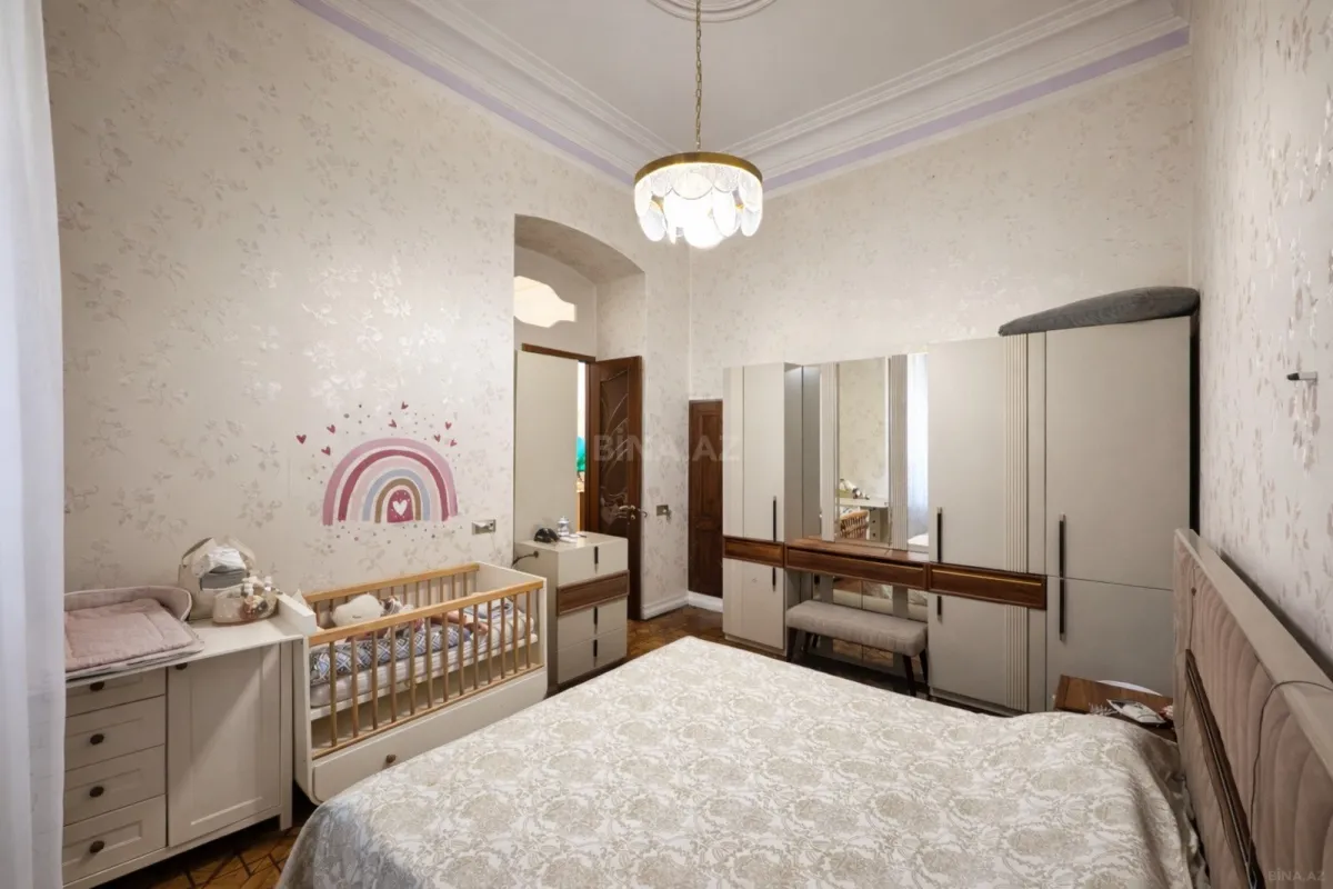 Satılır 7 otaqlı mənzil 245 m²