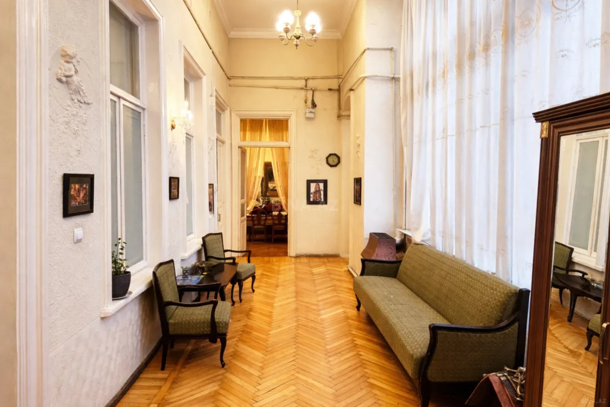 Satılır 7 otaqlı mənzil 245 m²