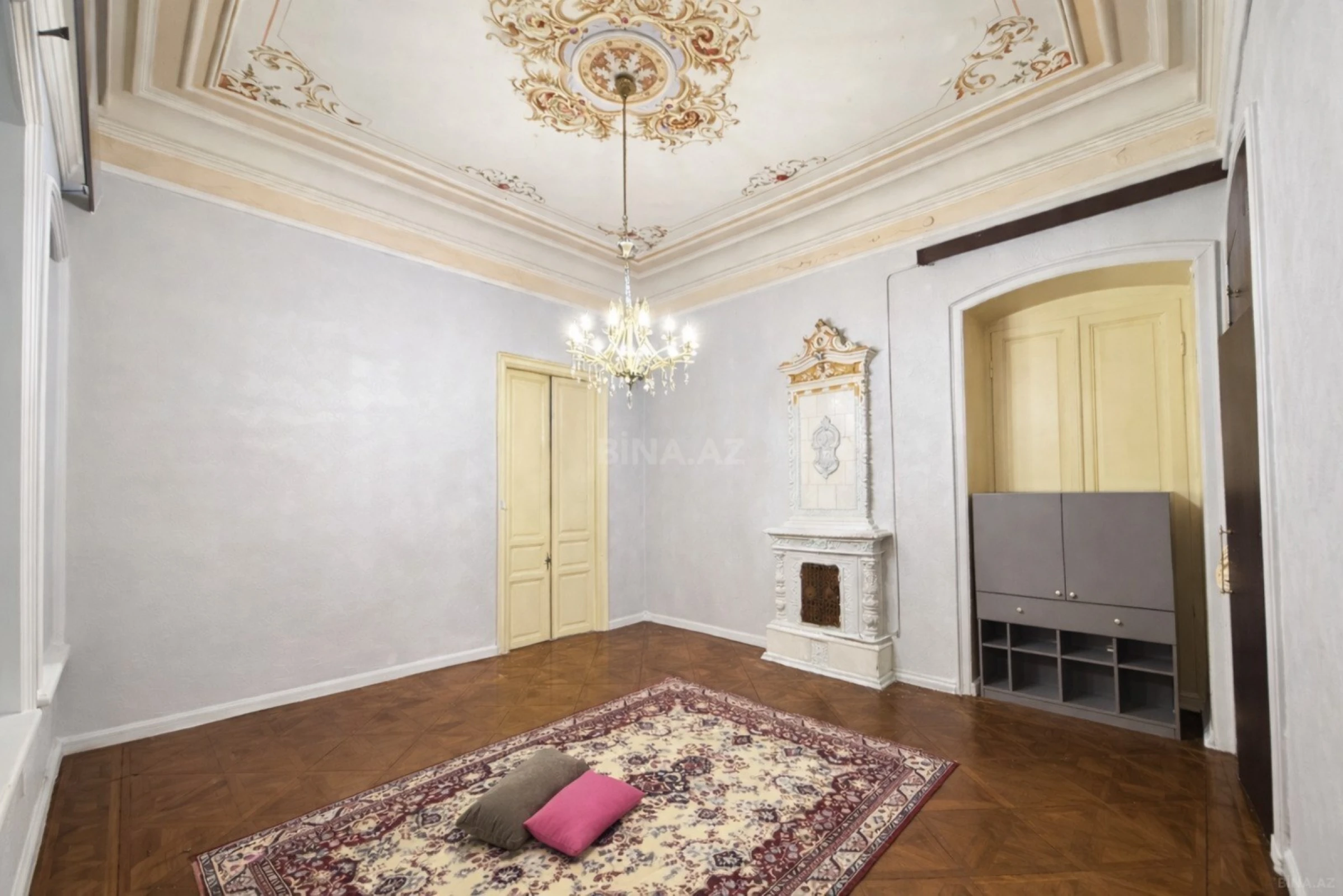 Satılır 7 otaqlı mənzil 245 m²