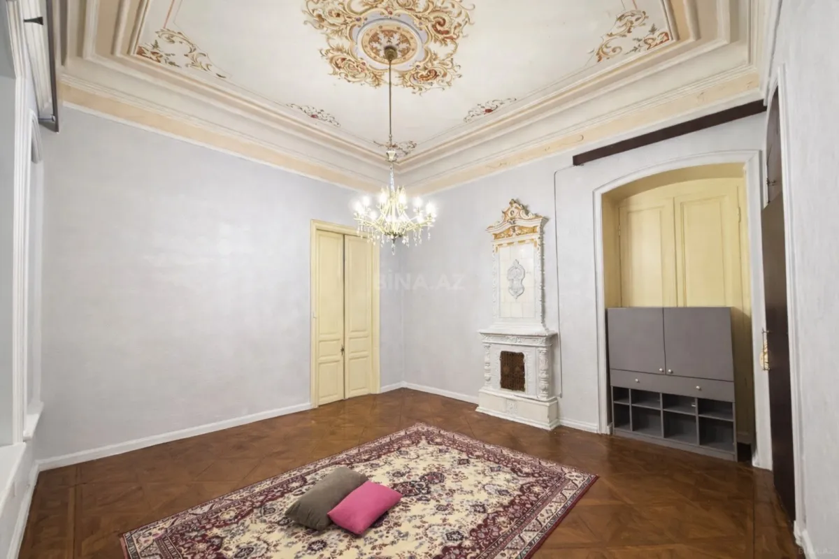 Satılır 7 otaqlı mənzil 245 m²