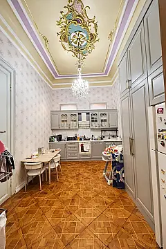 Satılır 7 otaqlı mənzil 245 m²