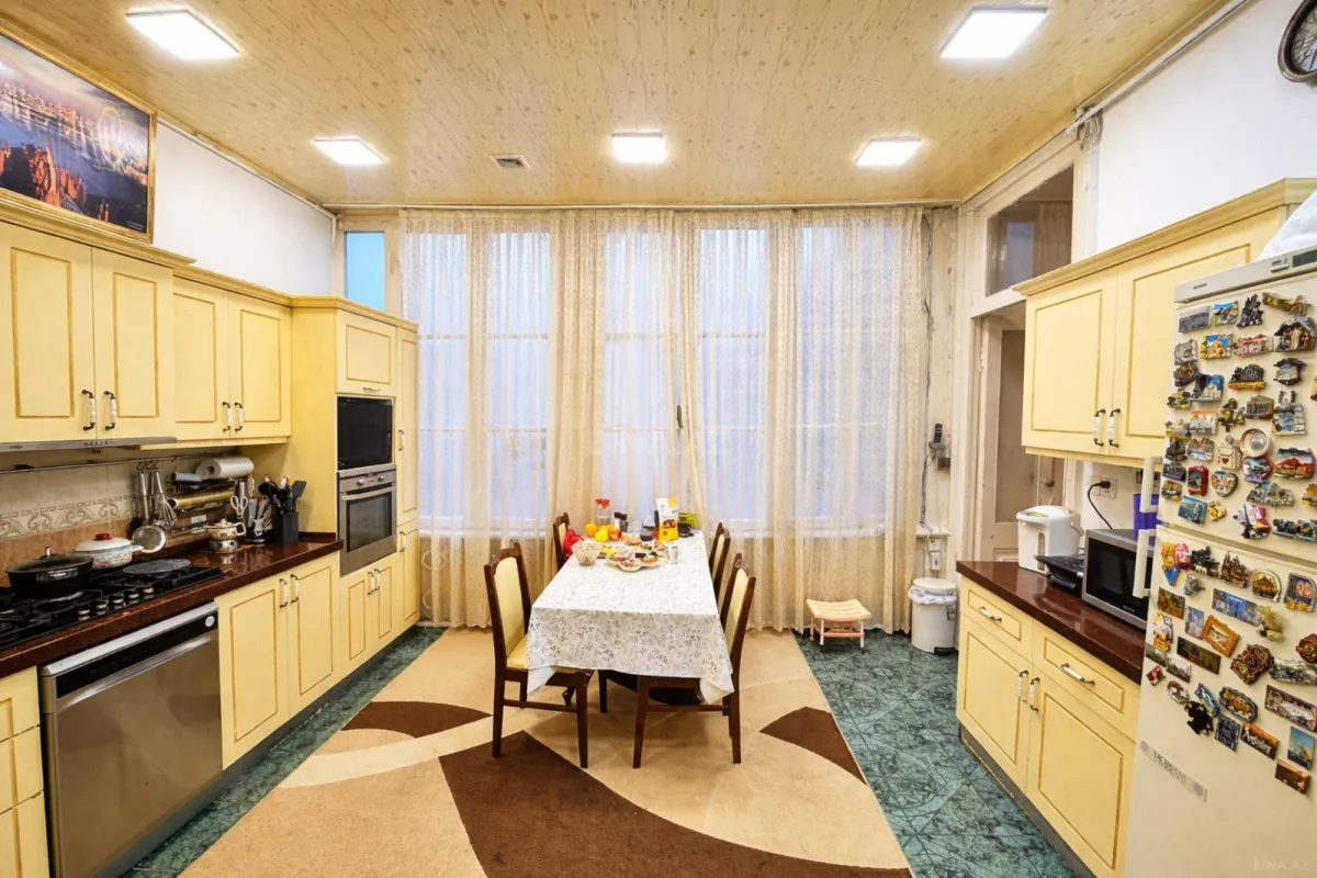 Satılır 7 otaqlı mənzil 245 m²