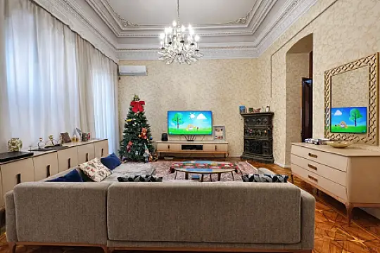 Satılır 7 otaqlı mənzil 245 m²