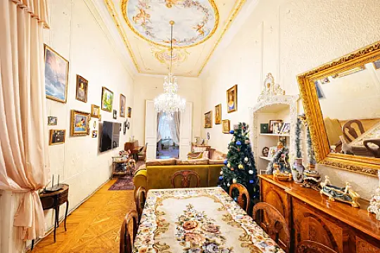 Satılır 7 otaqlı mənzil 245 m²