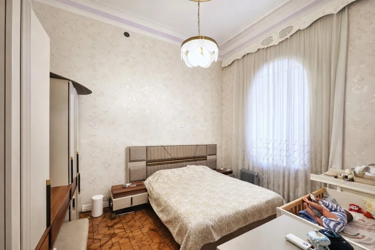 Satılır 7 otaqlı mənzil 245 m²