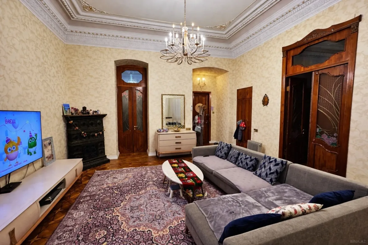 Satılır 7 otaqlı mənzil 245 m²