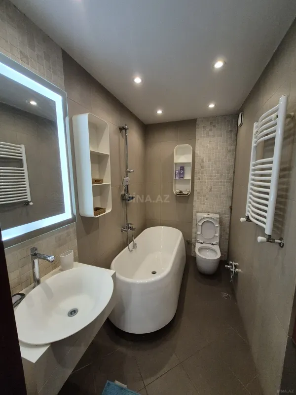 Satılır 4 otaqlı mənzil 138 m²