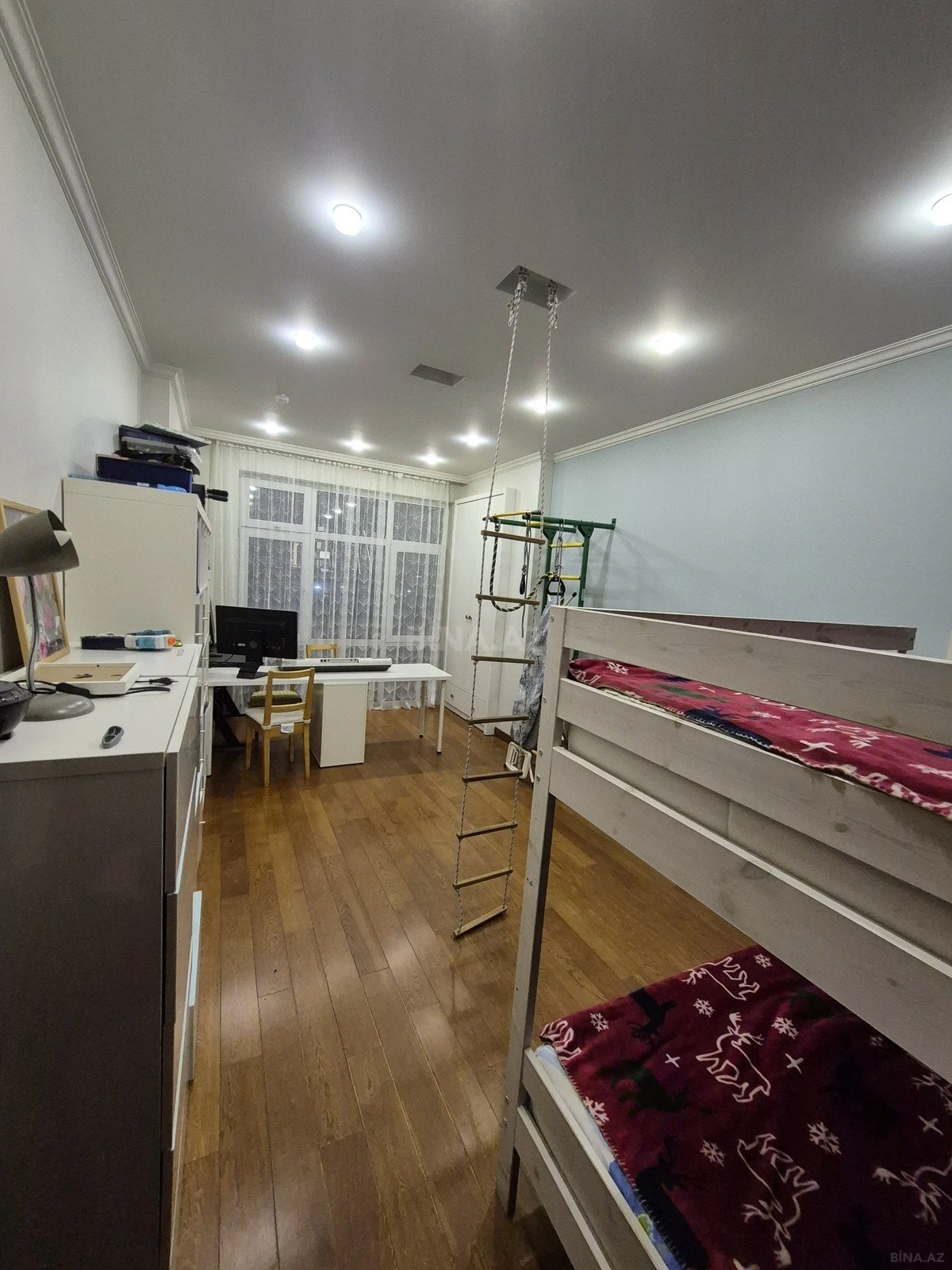 Satılır 4 otaqlı mənzil 138 m²