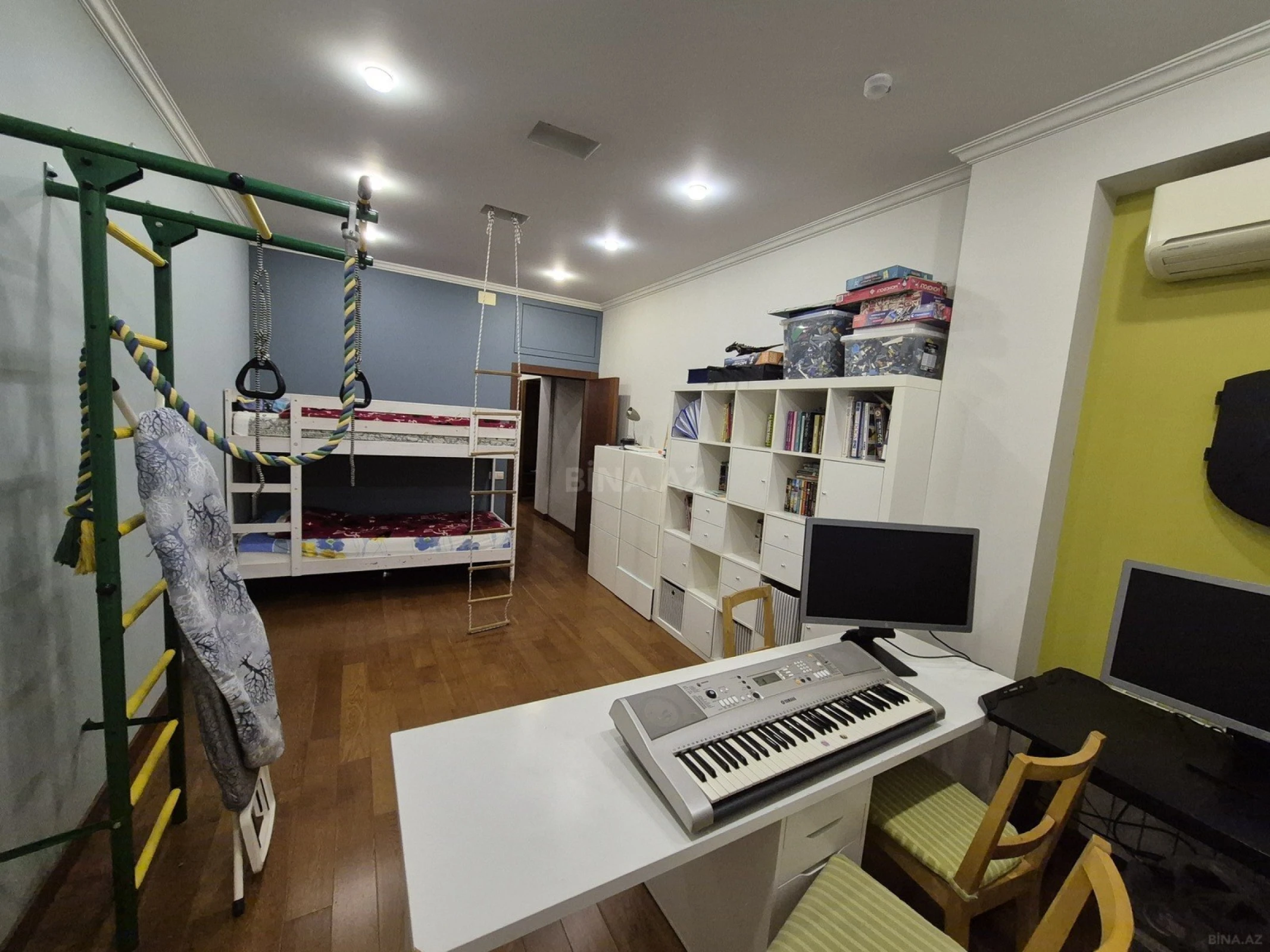 Satılır 4 otaqlı mənzil 138 m²