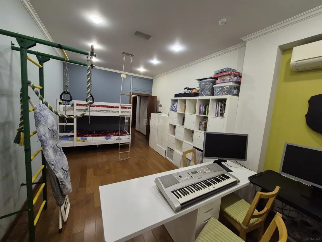 Satılır 4 otaqlı mənzil 138 m²