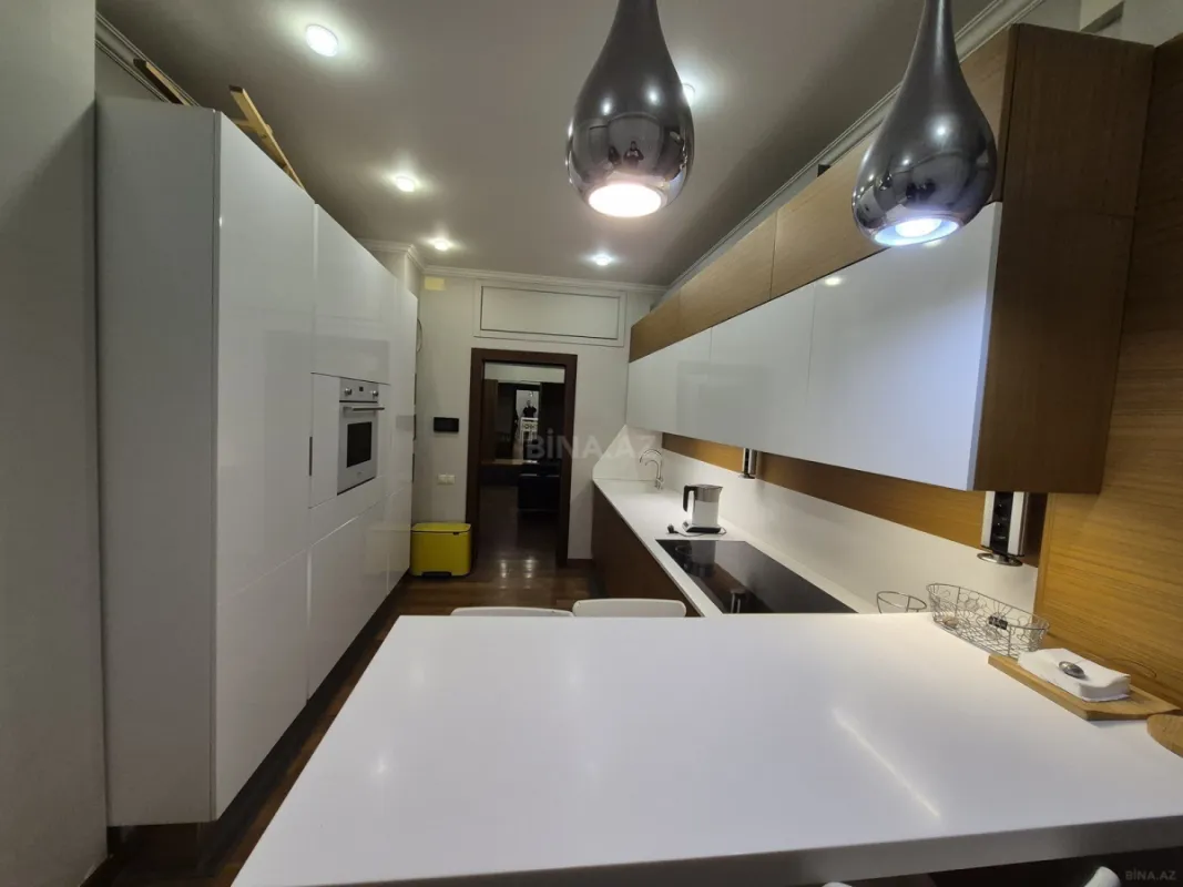 Satılır 4 otaqlı mənzil 138 m²