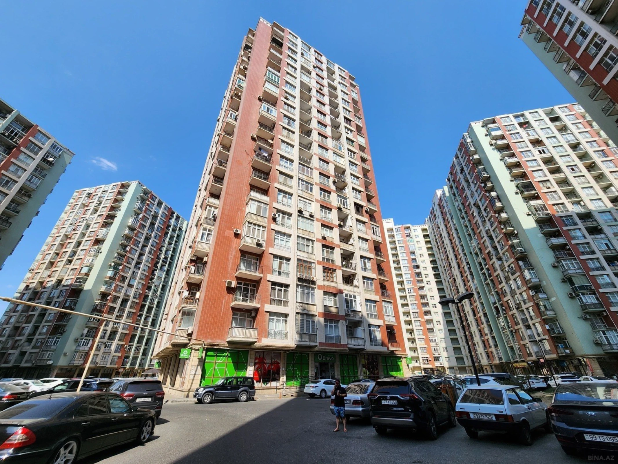 Satılır 4 otaqlı mənzil 138 m²