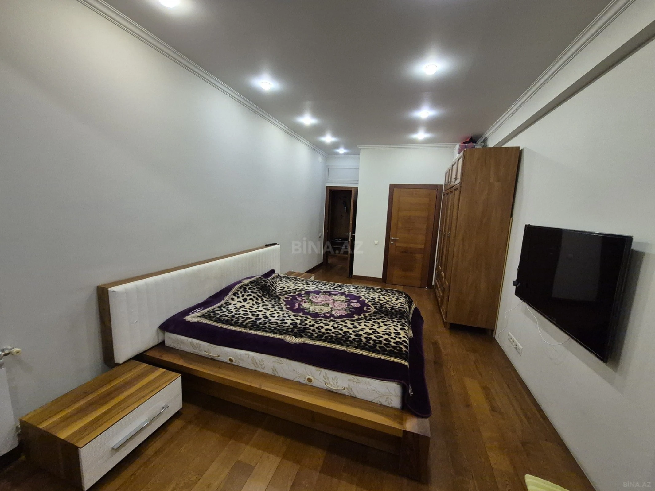 Satılır 4 otaqlı mənzil 138 m²